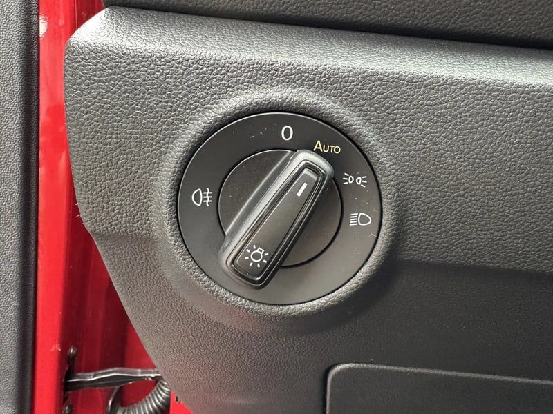 Photo de la voiture VOLKSWAGEN T-ROC 1.0 TSI 116 Start/Stop BVM6 Life Plus