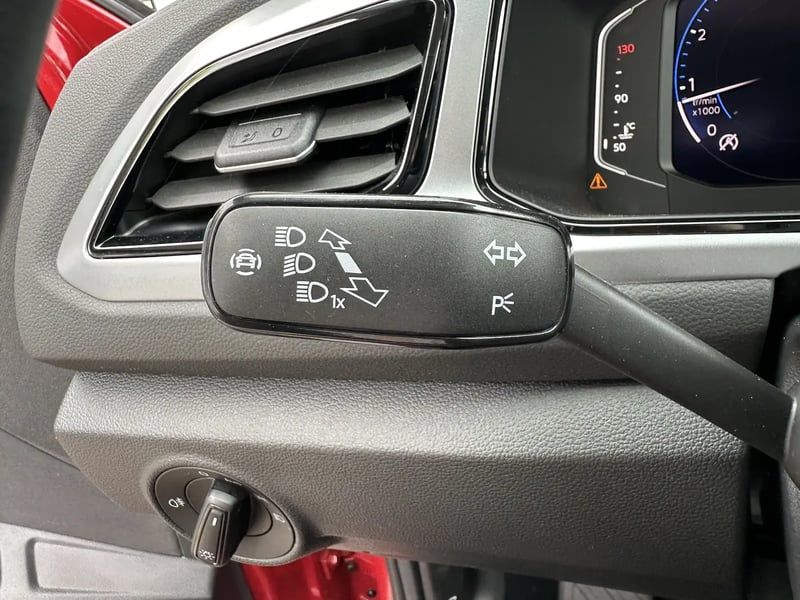 Photo de la voiture VOLKSWAGEN T-ROC 1.0 TSI 116 Start/Stop BVM6 Life Plus