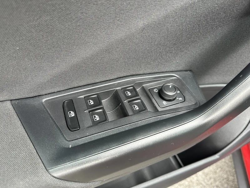 Photo de la voiture VOLKSWAGEN T-ROC 1.0 TSI 116 Start/Stop BVM6 Life Plus