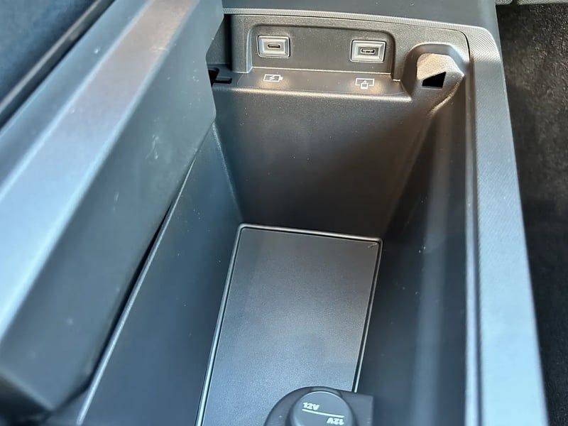 Photo de la voiture PEUGEOT 5008 Hybrid 136 e-DCS6 GT