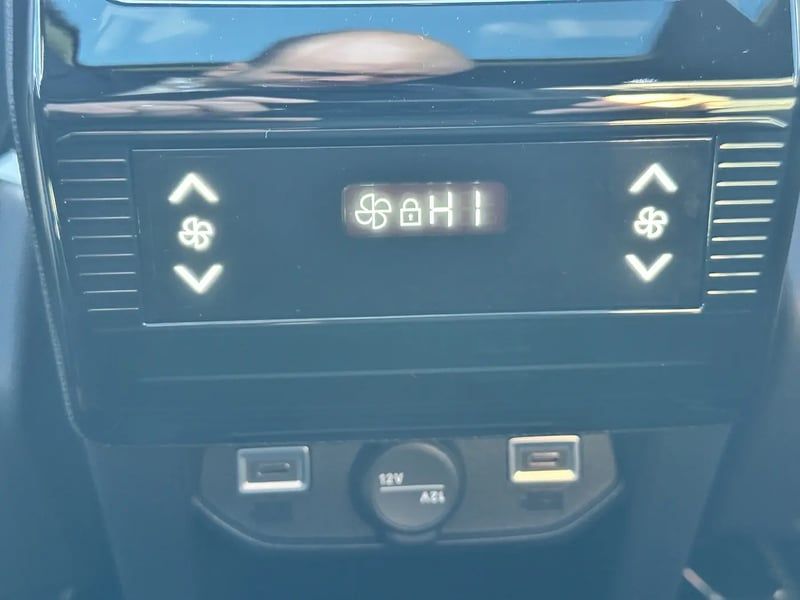 Photo de la voiture PEUGEOT 5008 Hybrid 136 e-DCS6 GT