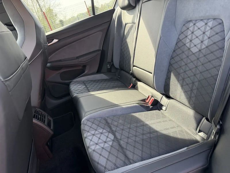 Photo de la voiture VOLKSWAGEN GOLF 1.5 eTSI OPF 150 DSG7 R-Line