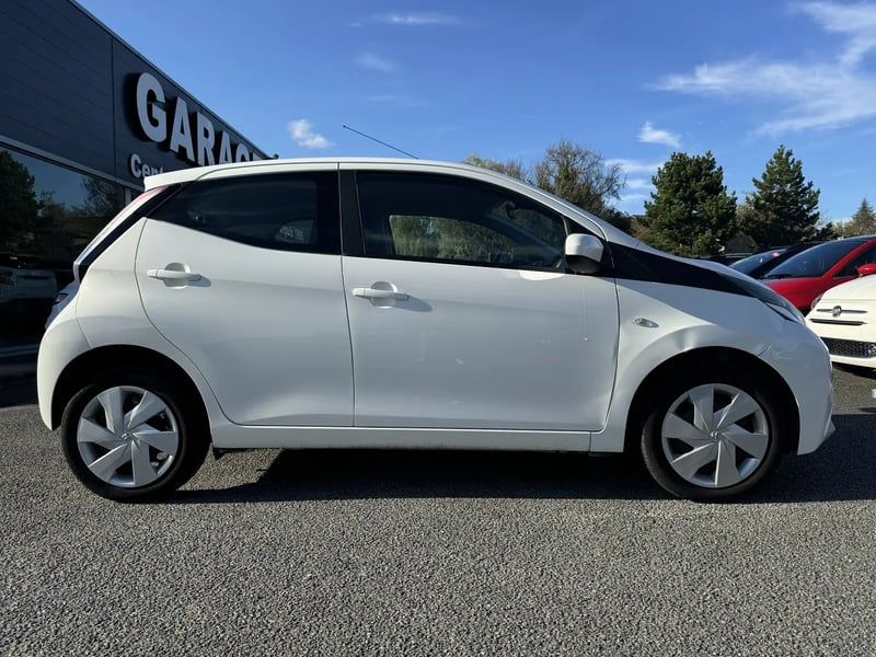 Photo de la voiture TOYOTA AYGO 1.0 VVT-i x-play