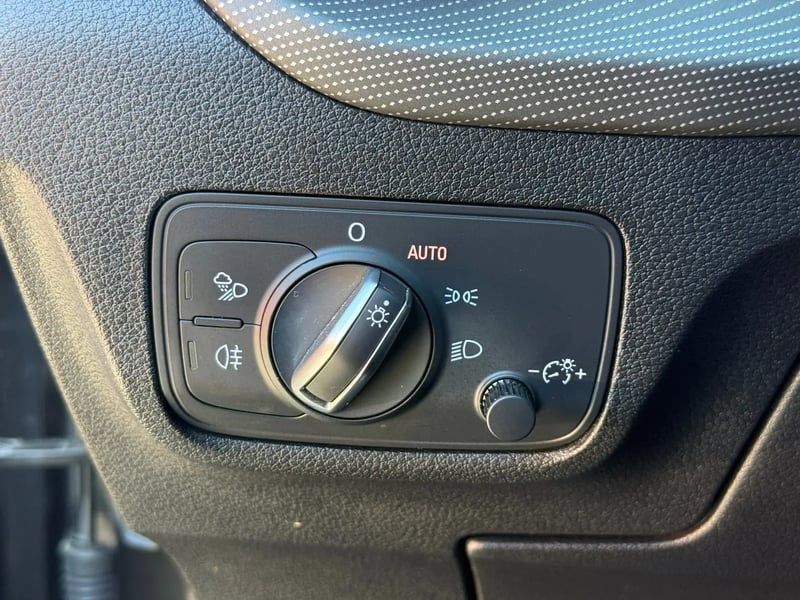 Photo de la voiture AUDI Q2 35 TDI 150 S tronic 7 S line