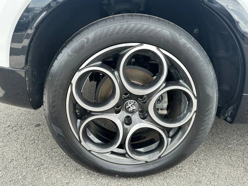 Photo de la voiture ALFA ROMEO TONALE 1.5 Hybrid 130 ch TCT7 Sprint