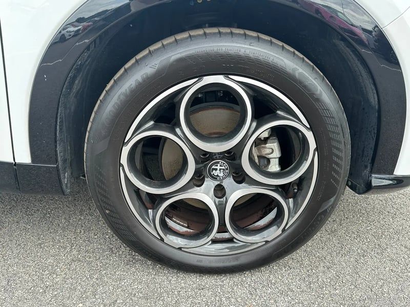 Photo de la voiture ALFA ROMEO TONALE 1.5 Hybrid 130 ch TCT7 Sprint