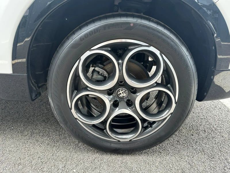 Photo de la voiture ALFA ROMEO TONALE 1.5 Hybrid 130 ch TCT7 Sprint