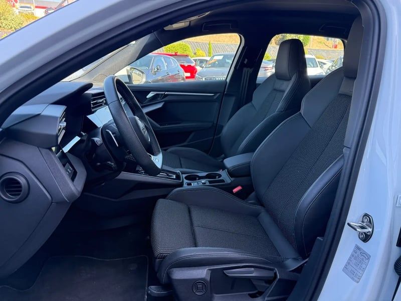 Photo de la voiture AUDI A3 SPORTBACK A3 Sportback 1.5 TFSI e 204ch PHEV S line S tronic 6 BLANCHE