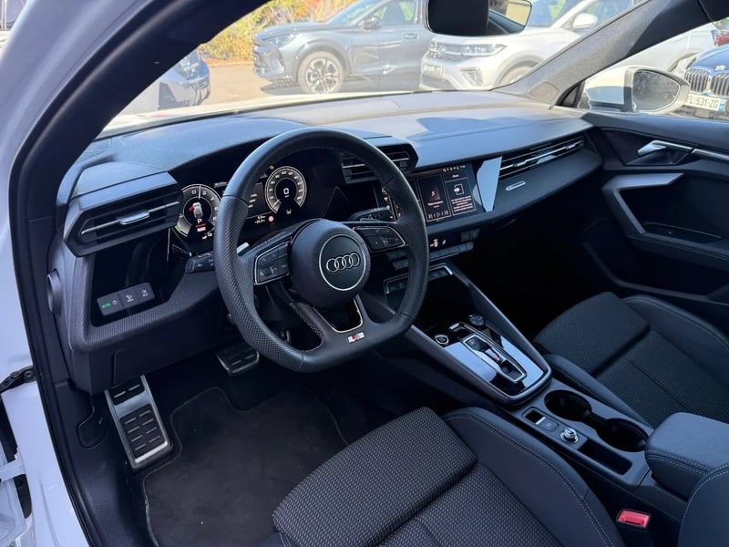Photo de la voiture AUDI A3 SPORTBACK A3 Sportback 1.5 TFSI e 204ch PHEV S line S tronic 6 BLANCHE