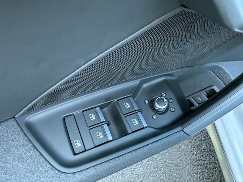 Photo de la voiture AUDI A3 SPORTBACK A3 Sportback 1.5 TFSI e 204ch PHEV S line S tronic 6 BLANCHE