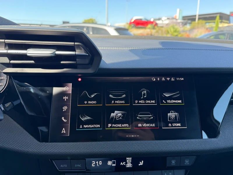 Photo de la voiture AUDI A3 SPORTBACK A3 Sportback 1.5 TFSI e 204ch PHEV S line S tronic 6 BLANCHE