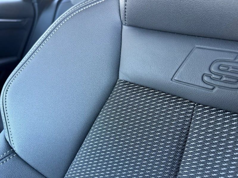 Photo de la voiture AUDI A3 SPORTBACK A3 Sportback 1.5 TFSI e 204ch PHEV S line S tronic 6 BLANCHE