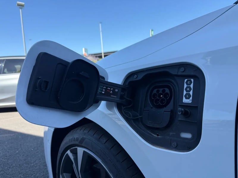 Photo de la voiture AUDI A3 SPORTBACK A3 Sportback 1.5 TFSI e 204ch PHEV S line S tronic 6 BLANCHE