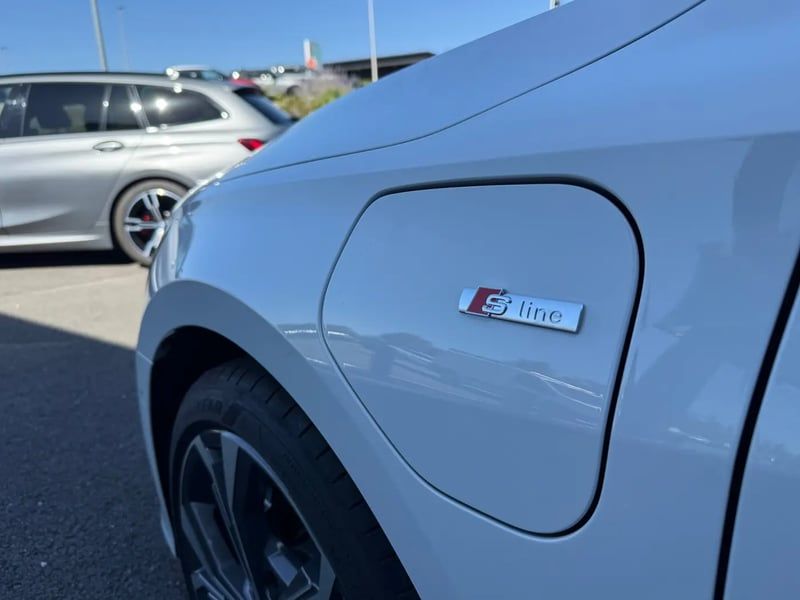Photo de la voiture AUDI A3 SPORTBACK A3 Sportback 1.5 TFSI e 204ch PHEV S line S tronic 6 BLANCHE