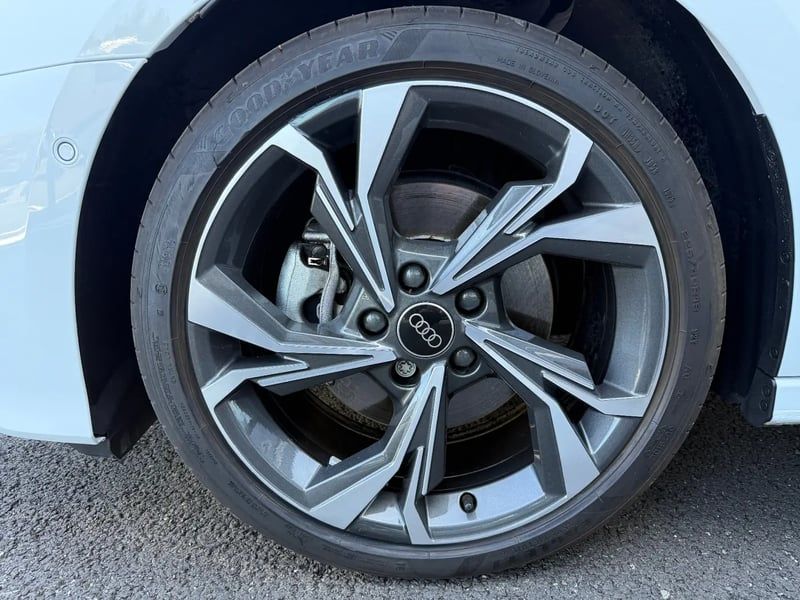 Photo de la voiture AUDI A3 SPORTBACK A3 Sportback 1.5 TFSI e 204ch PHEV S line S tronic 6 BLANCHE