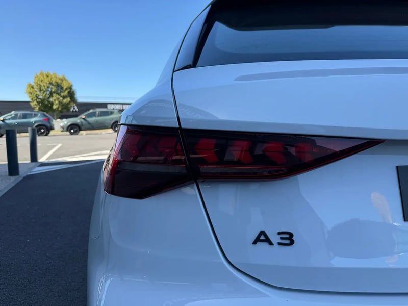 Photo de la voiture AUDI A3 SPORTBACK A3 Sportback 1.5 TFSI e 204ch PHEV S line S tronic 6 BLANCHE