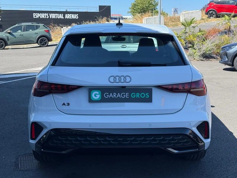 Photo de la voiture AUDI A3 SPORTBACK A3 Sportback 1.5 TFSI e 204ch PHEV S line S tronic 6 BLANCHE