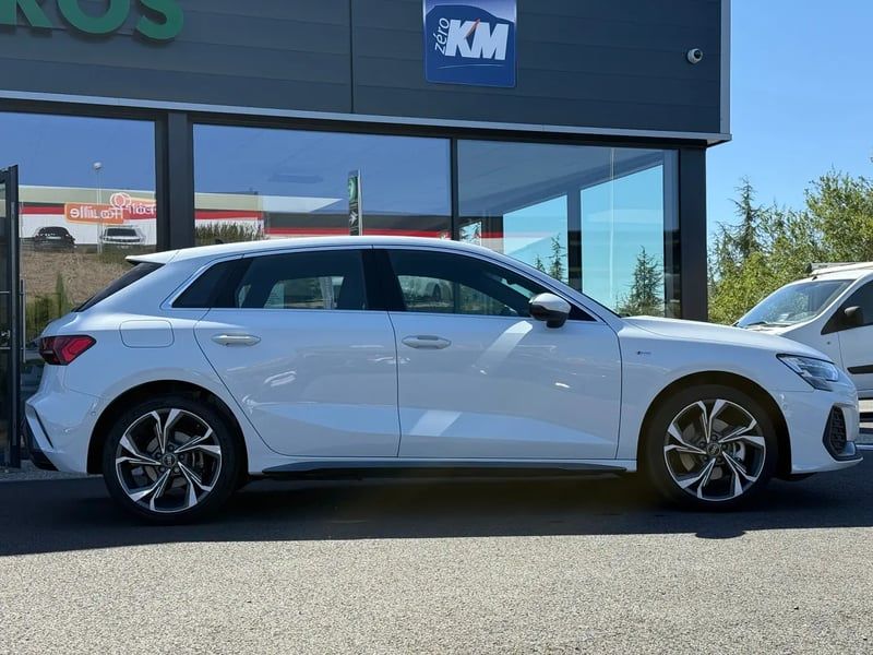 Photo de la voiture AUDI A3 SPORTBACK A3 Sportback 1.5 TFSI e 204ch PHEV S line S tronic 6 BLANCHE