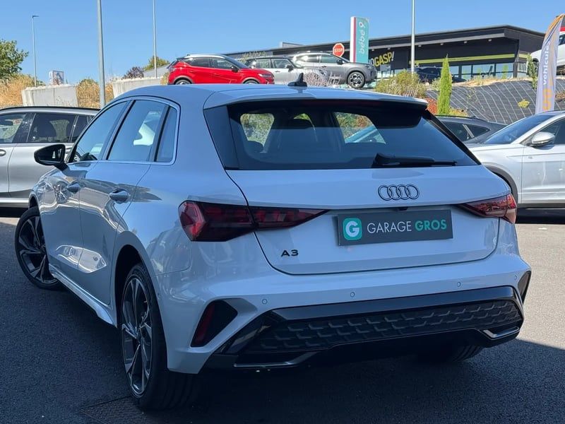Photo de la voiture AUDI A3 SPORTBACK A3 Sportback 1.5 TFSI e 204ch PHEV S line S tronic 6 BLANCHE