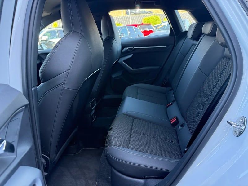 Photo de la voiture AUDI A3 SPORTBACK A3 Sportback 1.5 TFSI e 204ch PHEV S line S tronic 6 BLANCHE