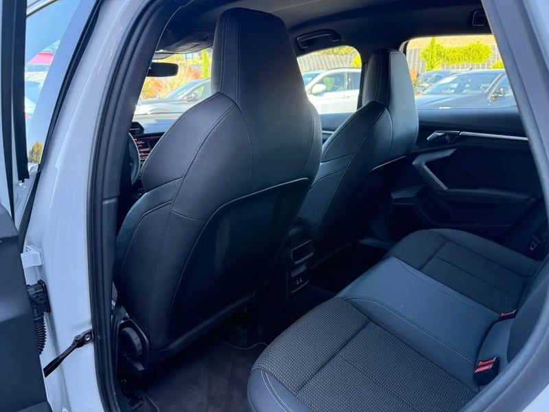 Photo de la voiture AUDI A3 SPORTBACK A3 Sportback 1.5 TFSI e 204ch PHEV S line S tronic 6 BLANCHE