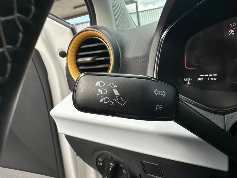 Photo de la voiture SEAT ARONA 1.0 TSI 110 ch Start/Stop BVM6 Style Business