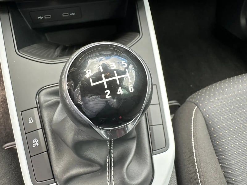Photo de la voiture SEAT ARONA 1.0 TSI 110 ch Start/Stop BVM6 Style Business