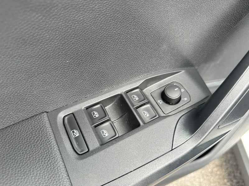 Photo de la voiture SEAT ARONA 1.0 TSI 110 ch Start/Stop BVM6 Style Business