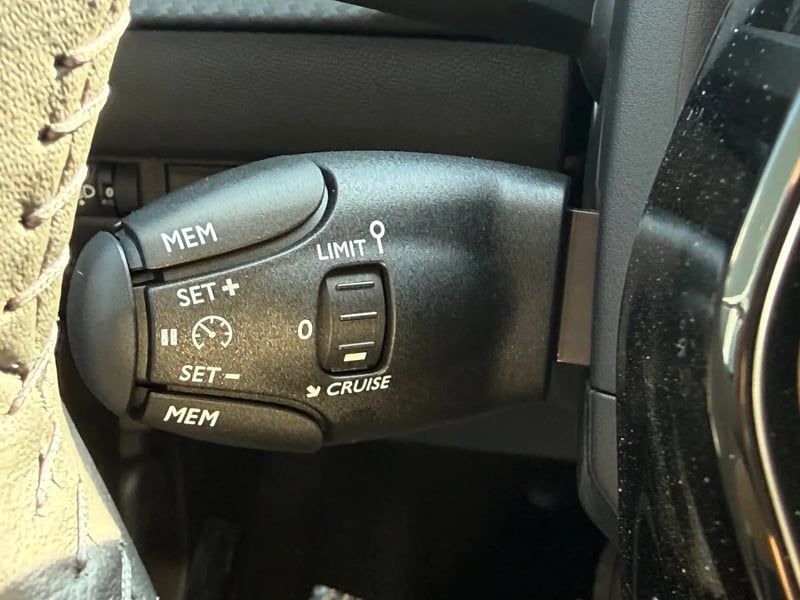 Photo de la voiture PEUGEOT 208 Hybrid 110 ch e-DCS6 Allure
