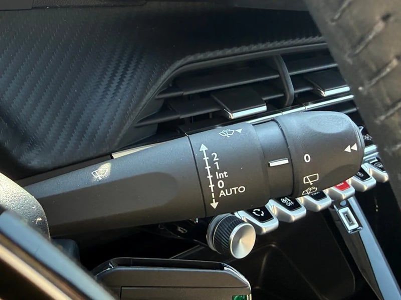 Photo de la voiture PEUGEOT 208 Hybrid 110 ch e-DCS6 Allure