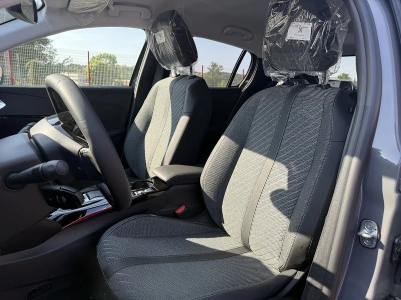 Photo de la voiture PEUGEOT 208 Hybrid 110 ch e-DCS6 Allure