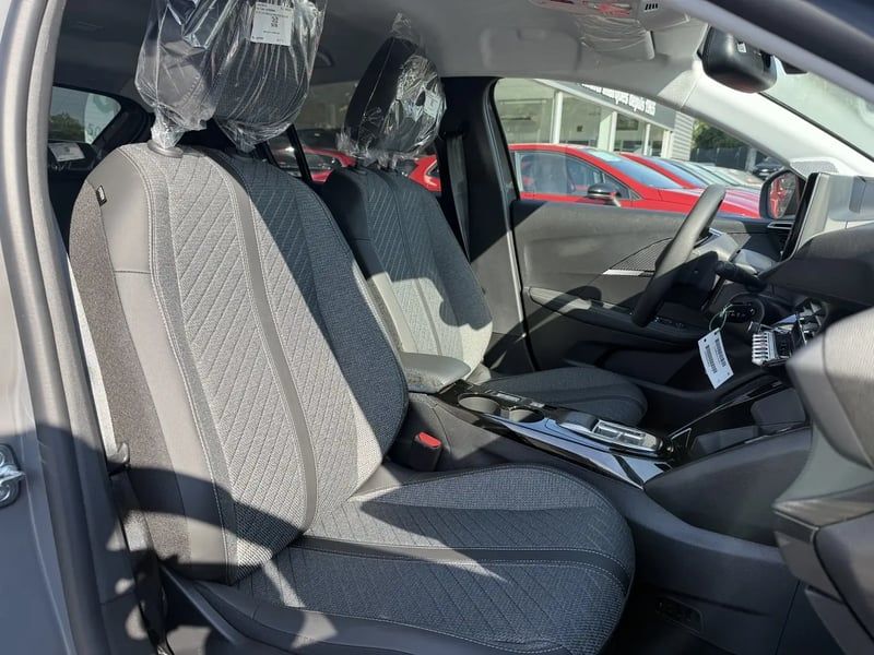 Photo de la voiture PEUGEOT 208 Hybrid 110 ch e-DCS6 Allure
