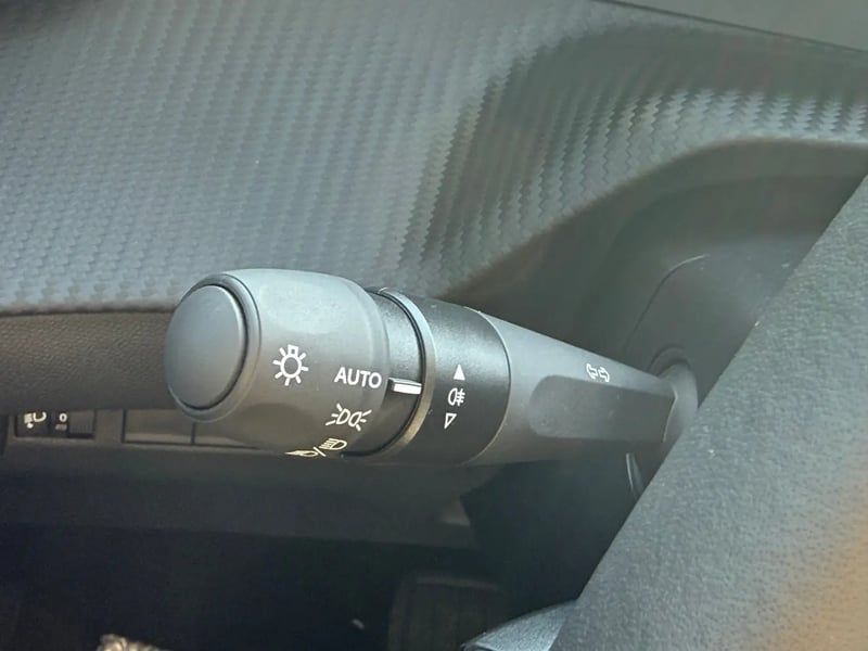Photo de la voiture PEUGEOT 208 Hybrid 110 ch e-DCS6 Allure