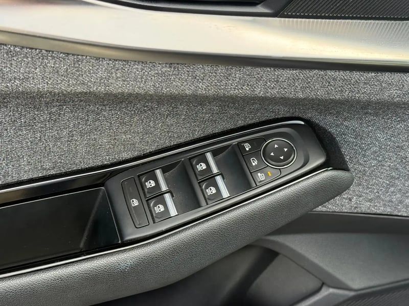 Photo de la voiture RENAULT ESPACE VI E-Tech hybrid 200 Techno