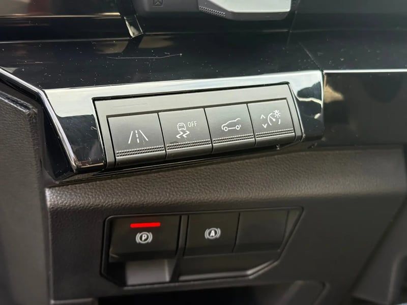 Photo de la voiture RENAULT ESPACE VI E-Tech hybrid 200 Techno