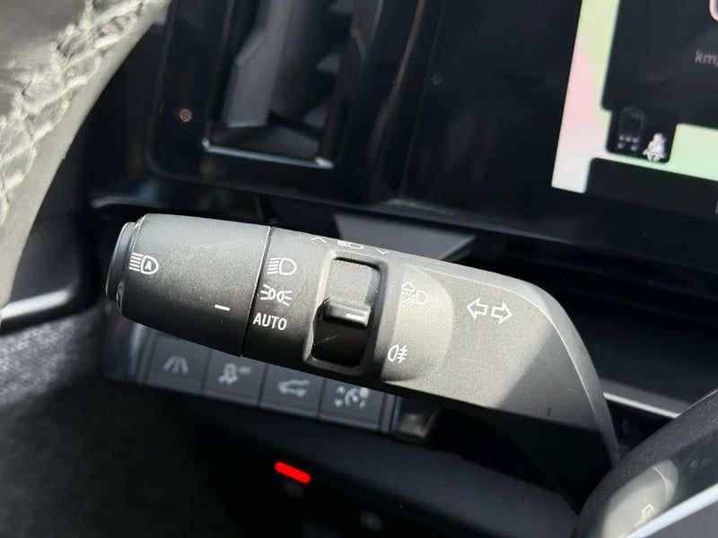 Photo de la voiture RENAULT ESPACE VI E-Tech hybrid 200 Techno