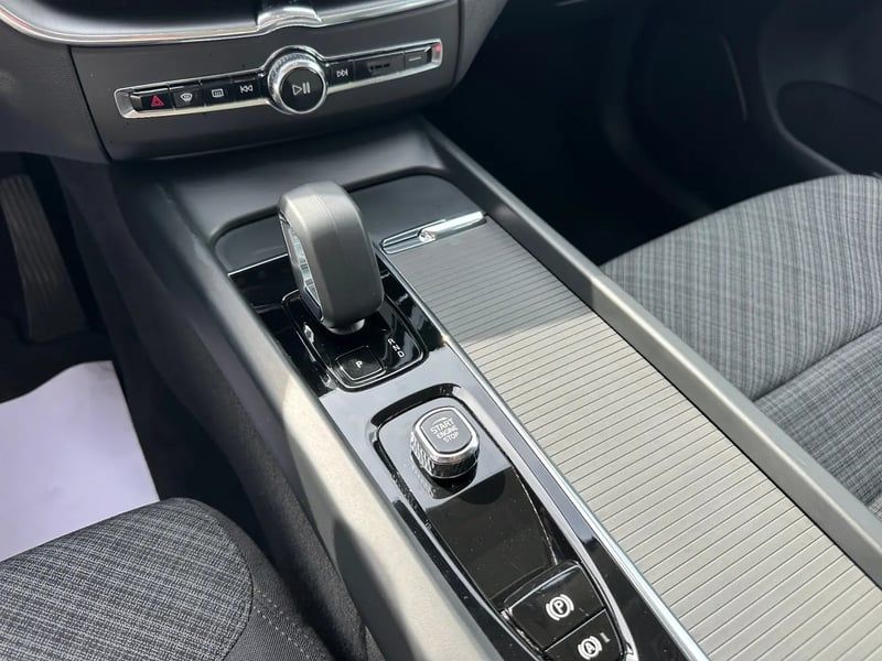 Photo de la voiture VOLVO XC60 T6 AWD Hybride rechargeable 253 ch+145 ch Geartronic 8 Plus Style Chrome