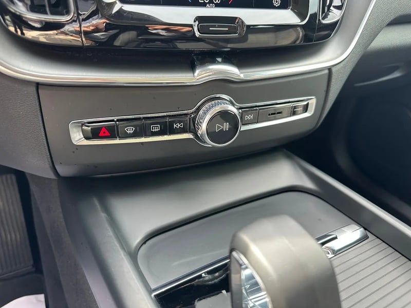 Photo de la voiture VOLVO XC60 T6 AWD Hybride rechargeable 253 ch+145 ch Geartronic 8 Plus Style Chrome