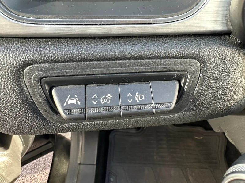 Photo de la voiture RENAULT CAPTUR TCe 100 Intens