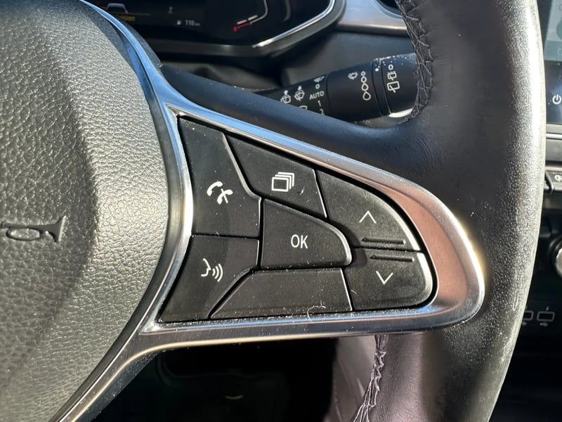 Photo de la voiture RENAULT CAPTUR TCe 100 Intens