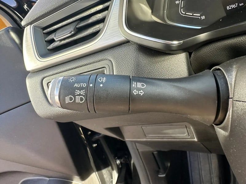 Photo de la voiture RENAULT CAPTUR TCe 100 Intens