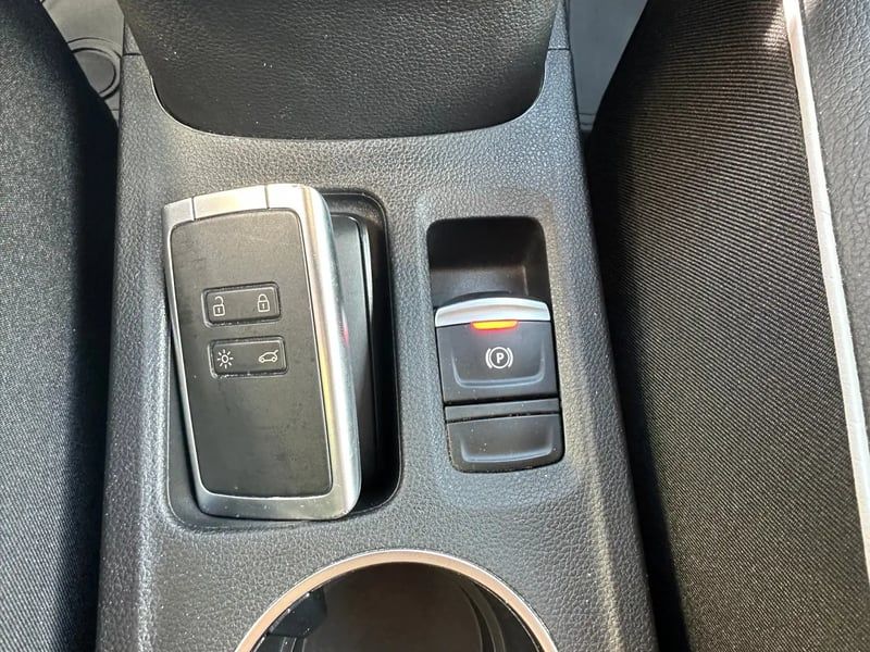 Photo de la voiture RENAULT CAPTUR TCe 100 Intens