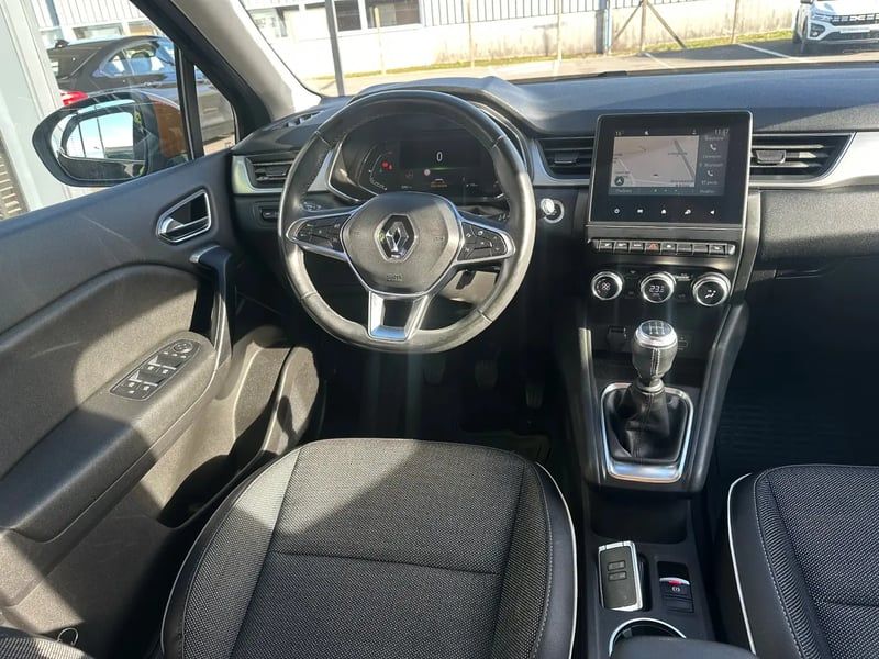 Photo de la voiture RENAULT CAPTUR TCe 100 Intens