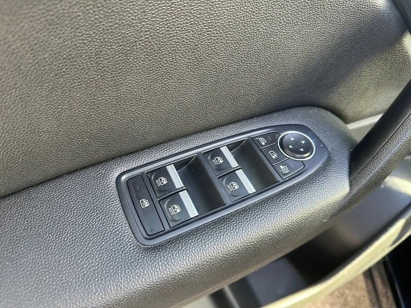 Photo de la voiture RENAULT CAPTUR TCe 100 Intens