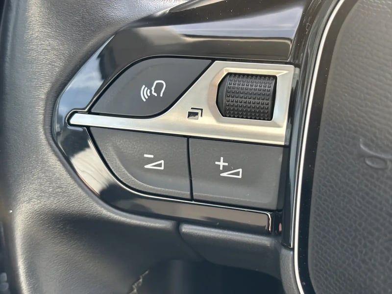 Photo de la voiture PEUGEOT 5008 BlueHDi 130ch S&S BVM6 Allure