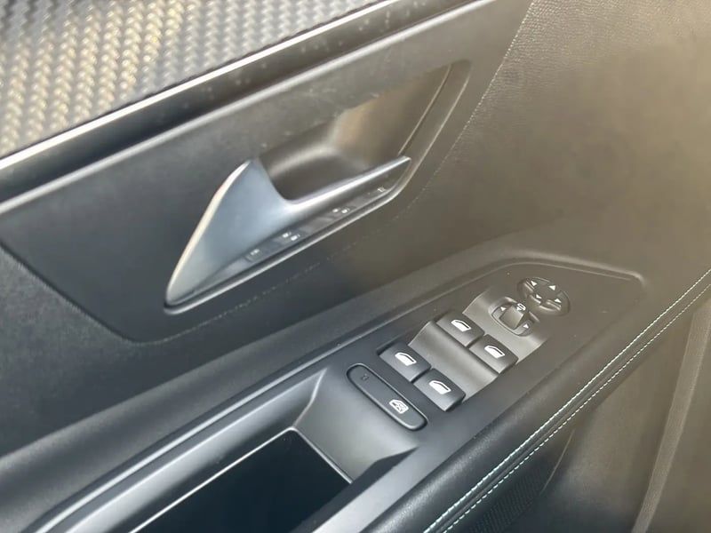 Photo de la voiture PEUGEOT 5008 BlueHDi 130ch S&S BVM6 Allure