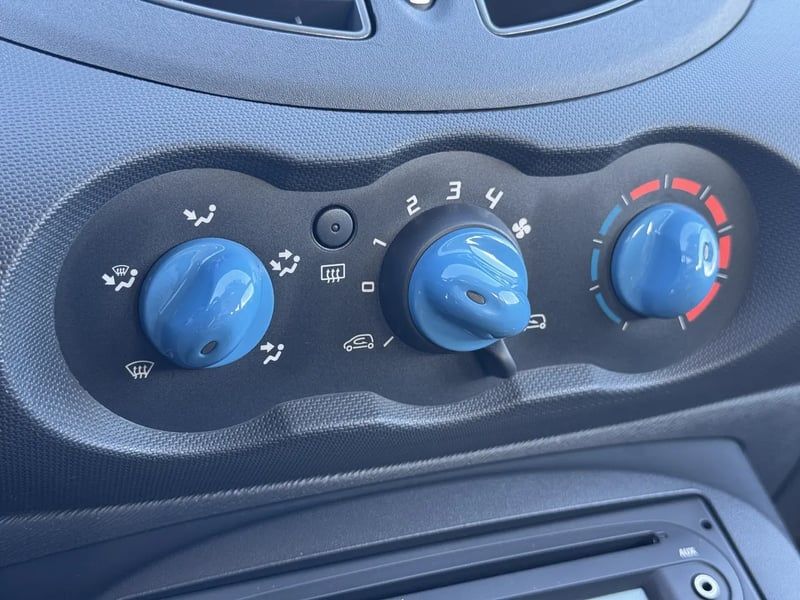 Photo de la voiture RENAULT TWINGO II 1.2 LEV 16v 75 eco2 Authentique