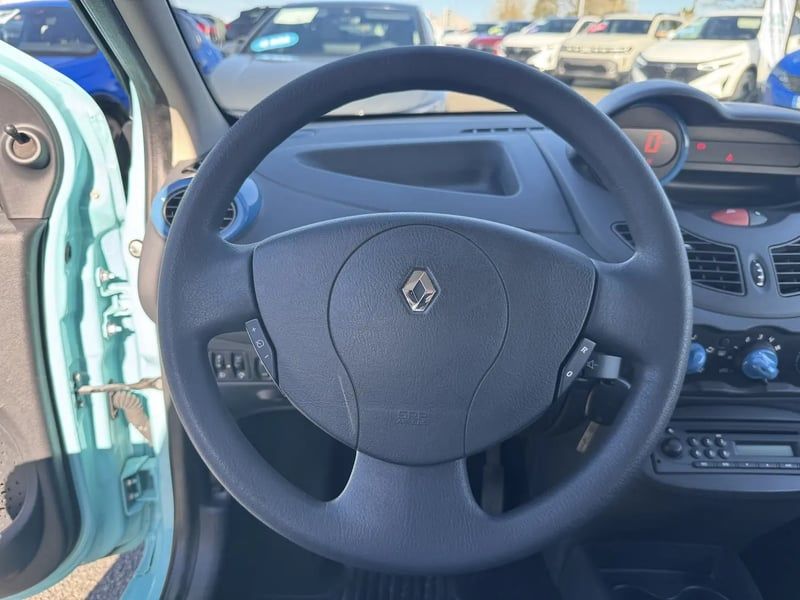 Photo de la voiture RENAULT TWINGO II 1.2 LEV 16v 75 eco2 Authentique