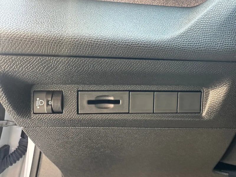 Photo de la voiture PEUGEOT 308 SW Hybrid 145 e-DCS6 Allure