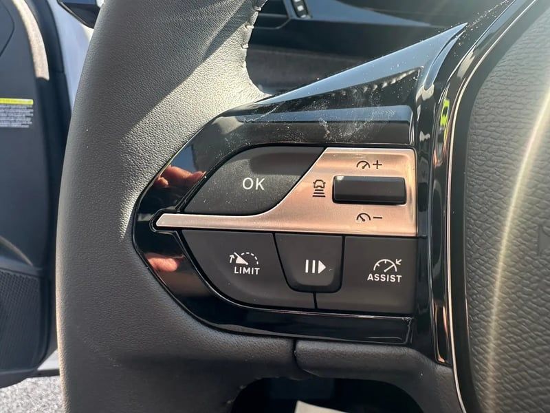 Photo de la voiture PEUGEOT 308 SW Hybrid 145 e-DCS6 Allure